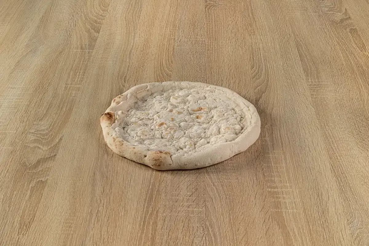 Ogräddad pizzabotten på ett träbord